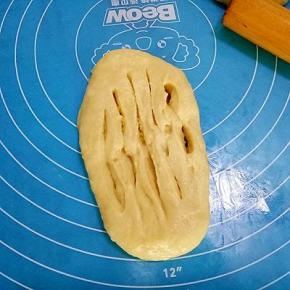 然后将面皮摊开