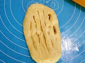 然后将面皮摊开