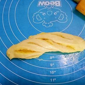 用手捏住面团两头，左右扭曲