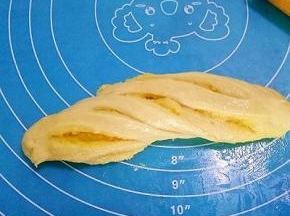 用手捏住面团两头，左右扭曲