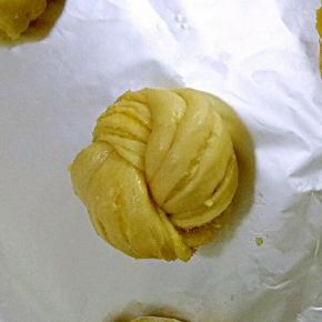 将扭好的面团向中心围成圆形