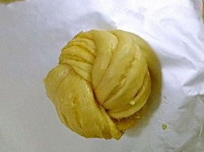 将扭好的面团向中心围成圆形