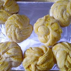 在表面刷上蛋液，烤箱1160度预热6分钟