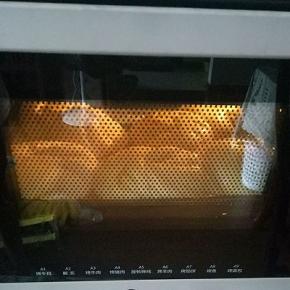 将烤盘放于烤箱中层，烤25分钟即可（烤到10分钟时加盖锡纸，以免上色太深）