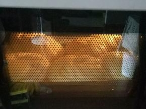 将烤盘放于烤箱中层，烤25分钟即可（烤到10分钟时加盖锡纸，以免上色太深）