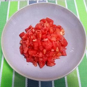 西红柿洗干净切成丁，切成丁容易出汁