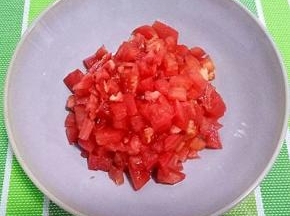 西红柿洗干净切成丁，切成丁容易出汁