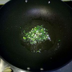 锅里适量油，放入葱花煸炒