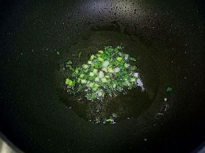 锅里适量油，放入葱花煸炒