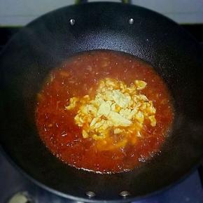 倒入炒好的鸡蛋，加入适量盐，稍煮片刻即可