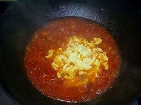 倒入炒好的鸡蛋，加入适量盐，稍煮片刻即可