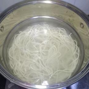 水烧开加入一小勺盐，放入面条煮至熟