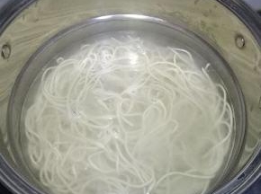 水烧开加入一小勺盐，放入面条煮至熟