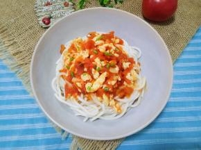 面条捞出放入碗中，浇上西红柿卤汁翻拌均匀就可以了