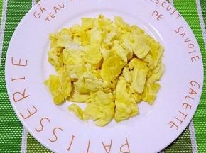 鸡蛋打散加两勺温水搅拌均匀，热火热油倒入鸡蛋液，用筷子打圈搅拌，凝固盛出备用