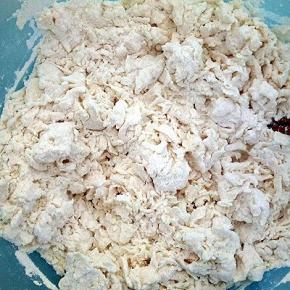 根据自己做的量酥适量饺子粉（中粉，高粉，普通面粉均可），慢慢加入温水，用筷子搅拌成絮状