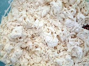 根据自己做的量酥适量饺子粉（中粉，高粉，普通面粉均可），慢慢加入温水，用筷子搅拌成絮状