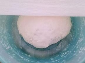 慢慢加水活成面团，盖上湿布或者保鲜膜醒面30分钟