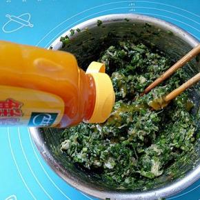 韭菜洗干净切碎与肉馅混合均匀，加入适量盐，生抽，五香粉，太太乐鲜鸡汁