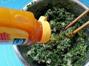 韭菜洗干净切碎与肉馅混合均匀，加入适量盐，生抽，五香粉，太太乐鲜鸡汁