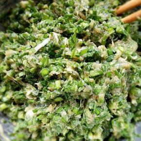 顺着一个方向搅拌均匀，这是搅拌好的饺子馅，看着还不错吧，味道一定棒棒哒