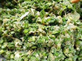 顺着一个方向搅拌均匀，这是搅拌好的饺子馅，看着还不错吧，味道一定棒棒哒