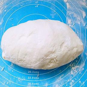 醒发好的面团揉成光滑的面团，分成2份，取其中一份，搓成长条