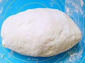 醒发好的面团揉成光滑的面团，分成2份，取其中一份，搓成长条