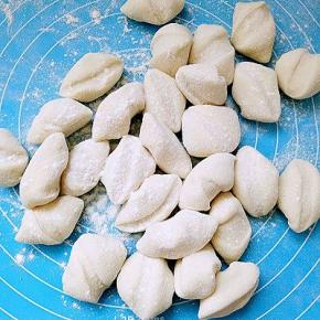 表面撒些干粉，防止粘在一起