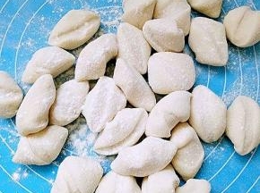 表面撒些干粉，防止粘在一起