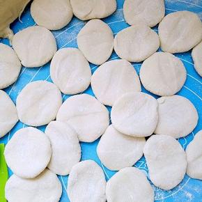 取一个小剂子，用擀面杖擀成圆皮