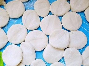 取一个小剂子，用擀面杖擀成圆皮