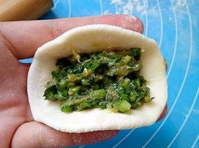 放入适量馅料