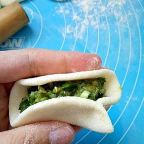 从右边先捏一个褶