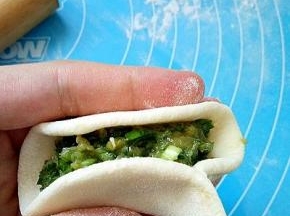 从右边先捏一个褶