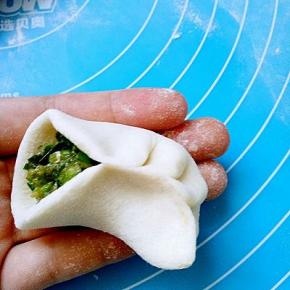 依次把左边的皮往右推捏好