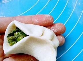 依次把左边的皮往右推捏好