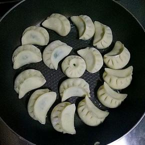 平底锅倒油烧热，放入包好的饺子，中间要留点空，饺子熟了会变大点