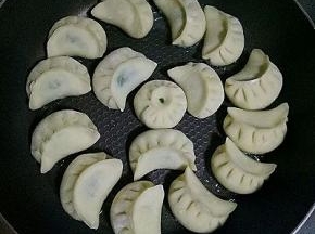 平底锅倒油烧热，放入包好的饺子，中间要留点空，饺子熟了会变大点