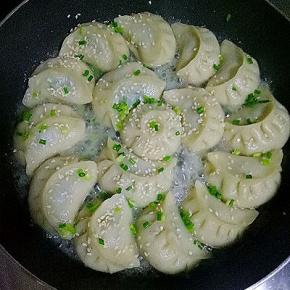 撒入白芝麻（黑芝麻也可以），小葱碎，盖上锅盖焖至水干即可