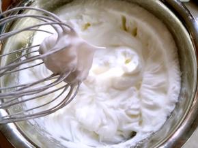 蛋白加几滴柠檬汁，分三次加入剩下的砂糖打发至硬性发泡，打蛋器提起有个直立的三角尖