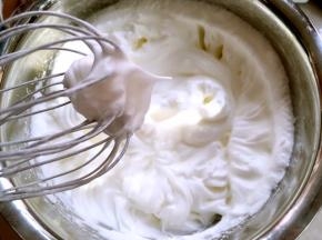 蛋白加几滴柠檬汁，分三次加入剩下的砂糖打发至硬性发泡，打蛋器提起有个直立的三角尖