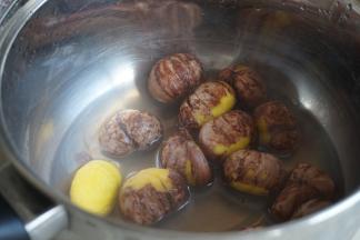 栗子去外壳，也可以买去了外壳的栗子