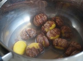 栗子去外壳，也可以买去了外壳的栗子