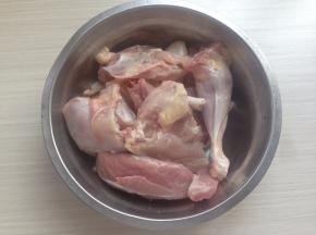 鸡洗净，斩成大件