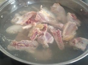 锅里的水烧开后，放入鸡块和瘦肉。焯一下水，去掉血腥味