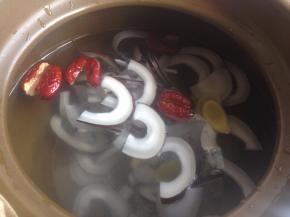 红枣去核，姜片、椰子放入装有水的汤锅内