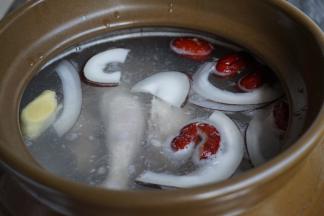 放入鸡块和瘦肉