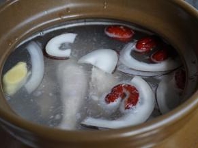 放入鸡块和瘦肉