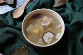 文火煮沸后改小火煮1.5个小时。最后加盐盛起即可